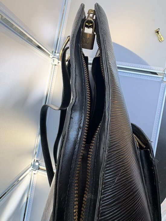 Vintage Louis Vuitton Epi Leather Backpack Bag – Black & Gold Hardware main image 4